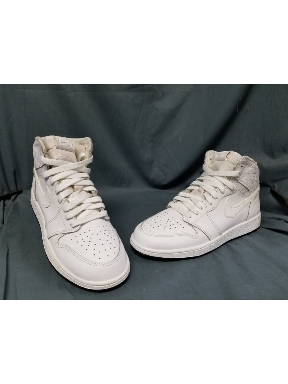 Jordan 1 Retro High Perforated White (GS) 575441 100 Size 7Y NEW W/DEFECT!